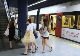 Varias jóvenes abandonan el metro en Aragón para buscar cómo seguir con su viaje.