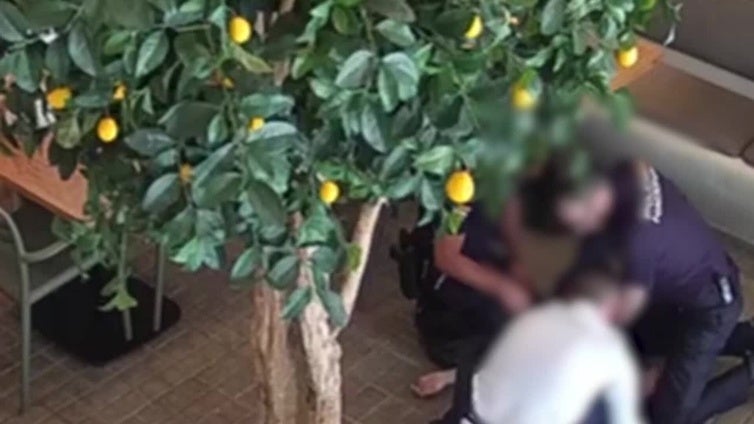 Tres policías salvan la vida de una mujer que sufrió una parada cardiorrespiratoria en un restaurante de Valencia