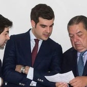 Vicente Boluda con sus hijos, Vicente y Nacho, en el centro de la imagen.