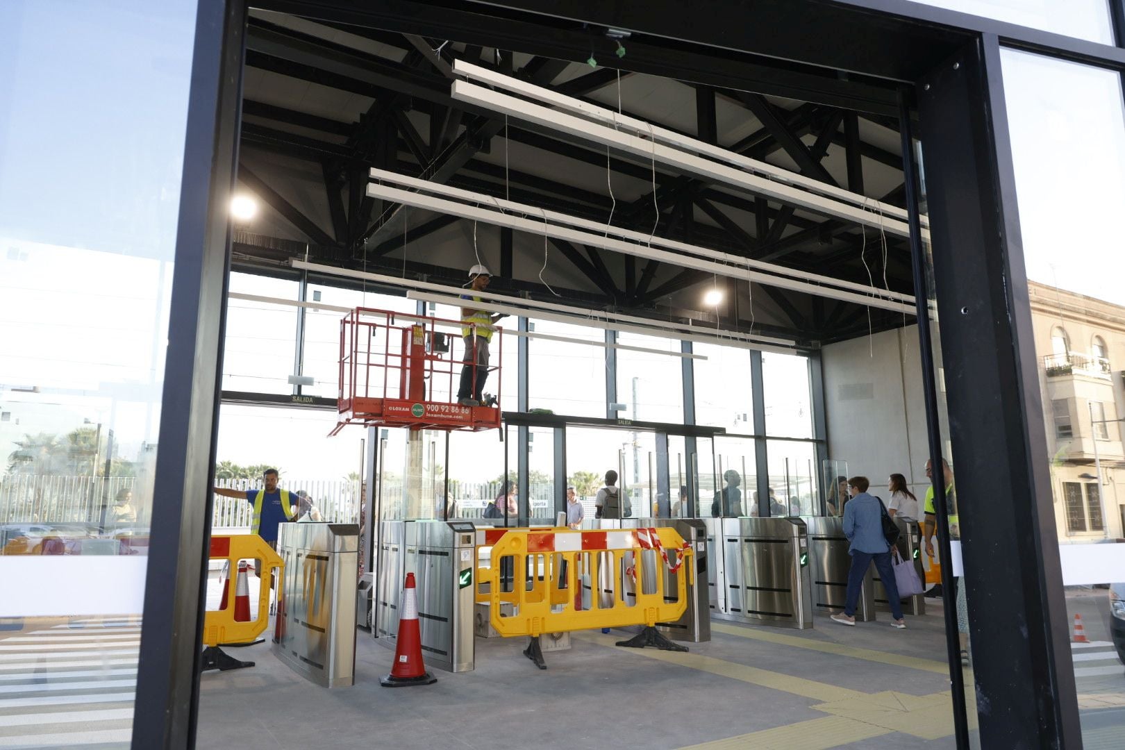Todas las imágenes de apertura del metro en la zona cero de la dana