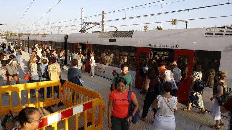 Unos viajeros suben al metro en Paiporta el día de su reapertura.