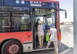 Dos mujeres se suben al autobús de la línea 23.
