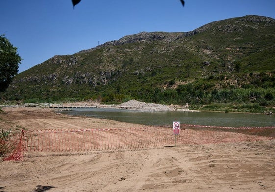 Zona de obras en la desaparecida playa fluvial de Bugarra.
