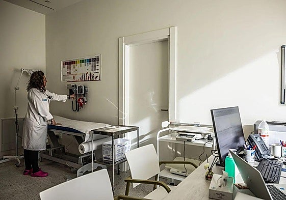 Interior de la consulta de un centro de salud.