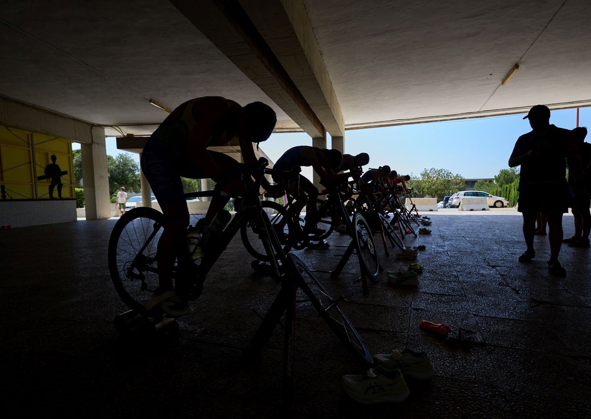 Imagen secundaria 1 - Integrantes del equipo de triatlón, dirigidos por Vanessa Huesa, preparan el Campeonato de España Escolar.