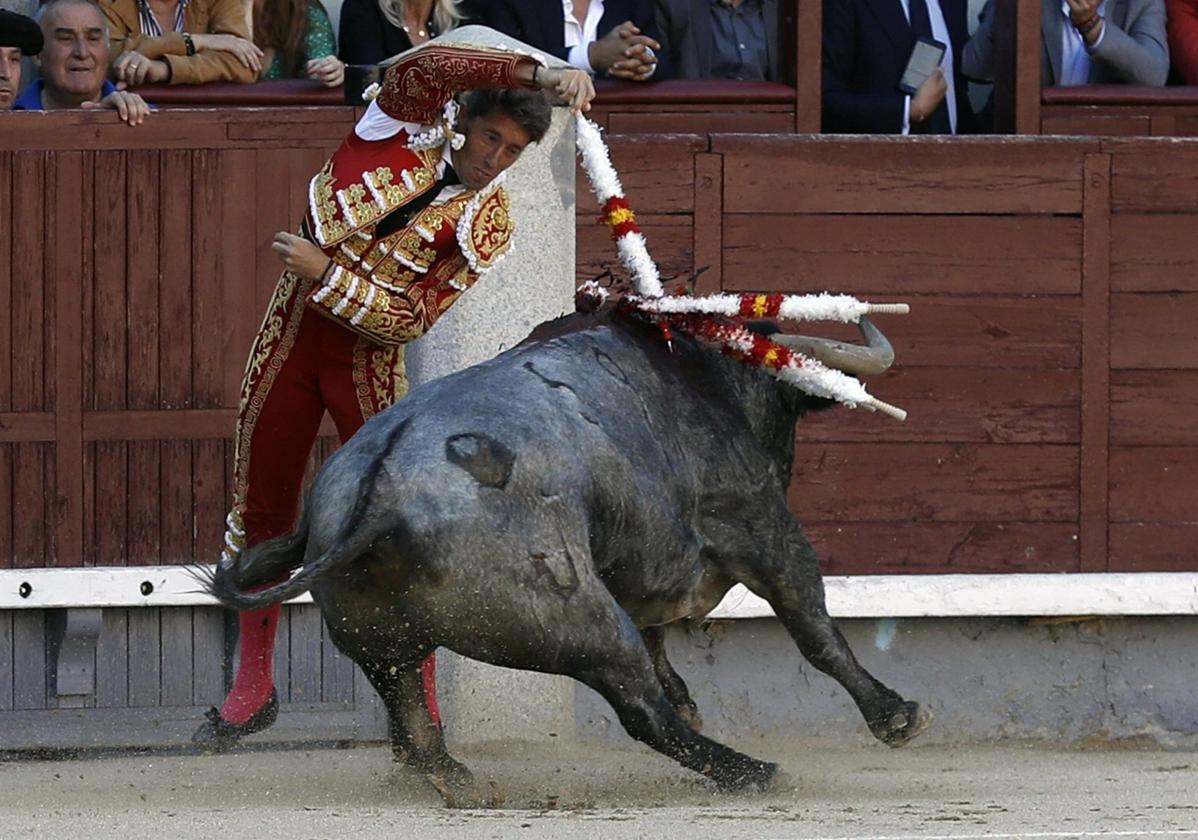 El diestro Manuel Escribano poniendo una banderilla durante una faena.