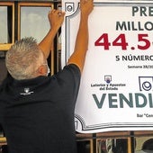 Dos afortunados ganadores del Euromillón cuelgan el cartel con el premio obtenido