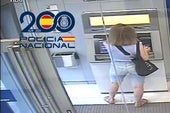 Una de las integrantes de la red criminal cuando sacaba el dinero del cajero.