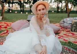 Una joven vestida de novia con zapatillas.