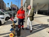 El concejal de Salud y Consumo, conuno operario municipal.