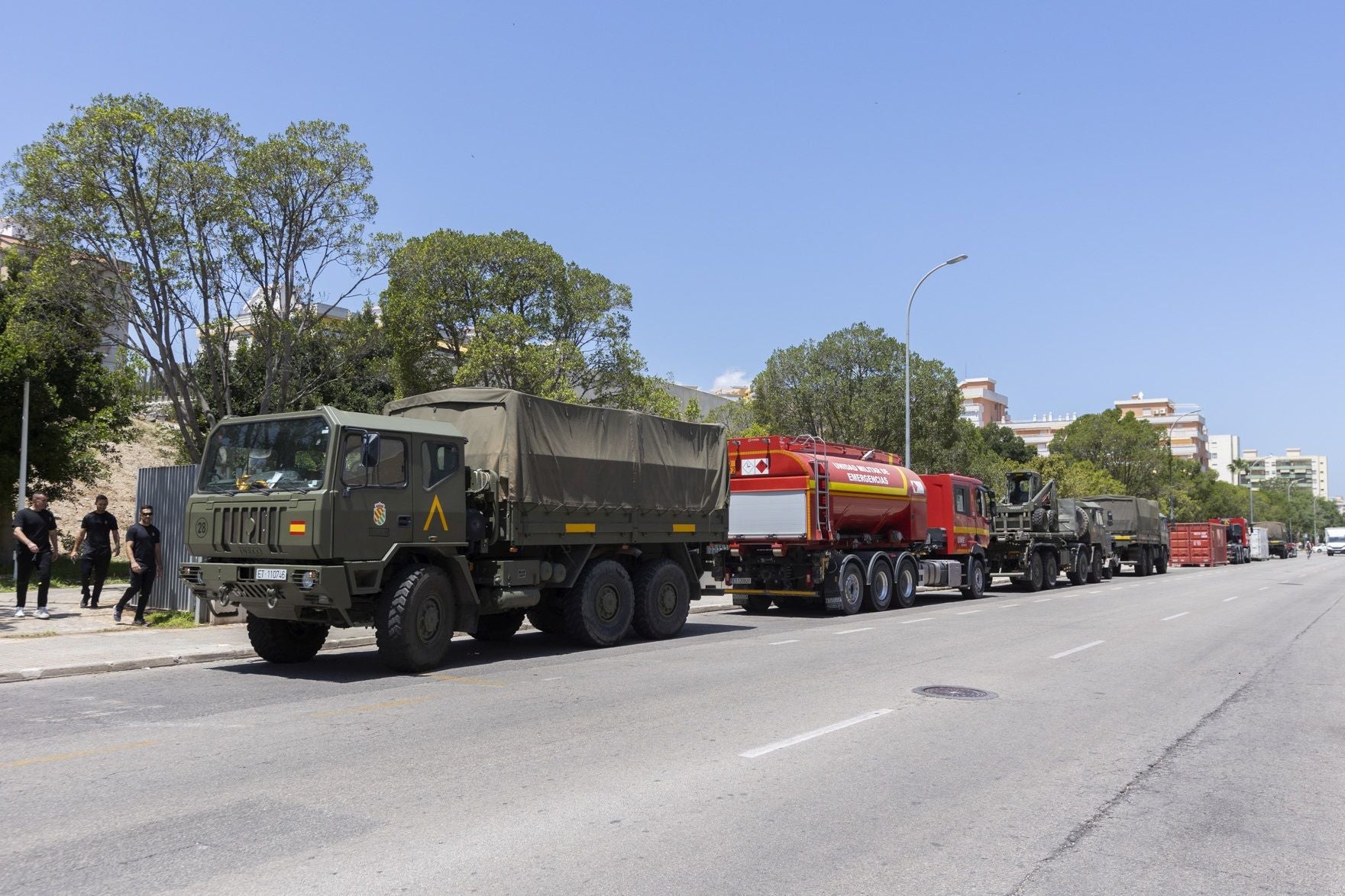 El convoy de la UME en el Espai Baladre de la playa de Gandia.