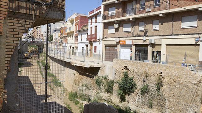 Imagen después - El coche rojo de la imagen ocupa el lugar en el que el día de antes había una pasarela. El recambio del paso peatonal se espera para el 18 de julio y es responsabilidad de la conselleria de Infraestructuras. De momento, la situación no cambia.