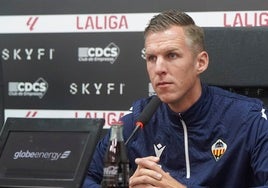 El entrenador, Johan Plat, durante una rueda de prensa.