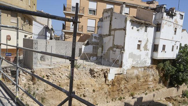 Imagen después - Está previsto que esta semana comiencen las obras en el puente nuevo tras varias fechas en falso. El día después de la dana había en su superficie chatarra de vehículos, las barandillas fueron arrancadas por el agua y las casas dañadas han tenido que ser derribadas.