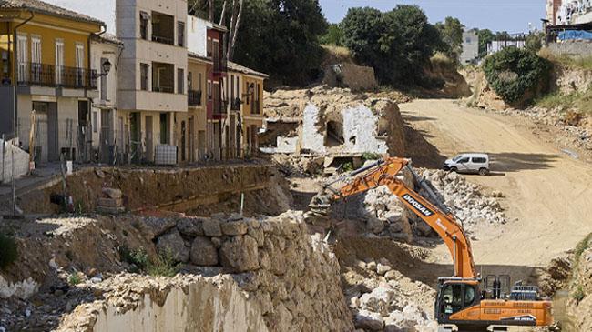 Imagen después - Unas de las primeras casas que se derribaron fueron las de este paseo de Chiva, donde en este momento se está levantando un gran muro de contención con el objetivo de reconstruir la calle y hacerlo más seguro ante posibles avenidas como la del 29 de octubre.
