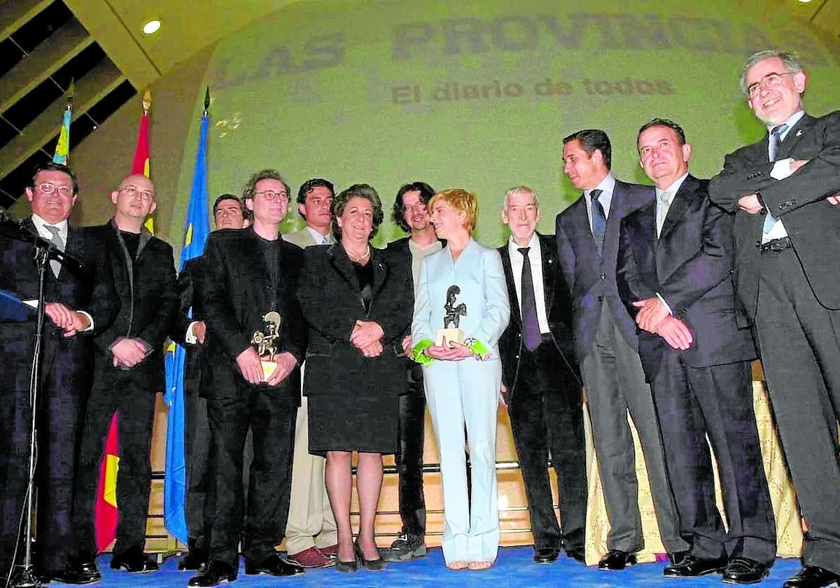 Autoridades valencianas y directivos de LAS PROVINCIAS junto a los premiados de la primera edición.