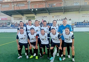 Las leyendas del Valencia golean al cáncer y estrechan lazos con Utrillas en un partido benéfico