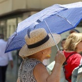 Turistas en Valencia protegiéndose del sol.