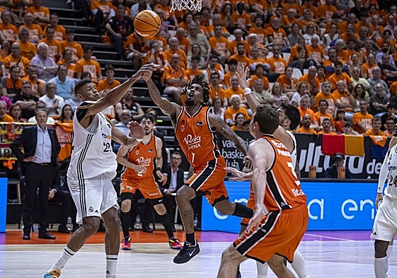 Jones encara a Tavares durante el tercer final de la final de la ACB.