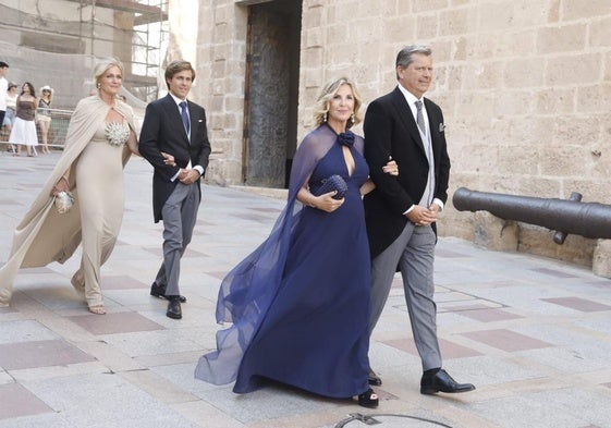 El novio, Javi Millet, acompañado de su madre. Le precede la madre de la novia, Pato Casanova.