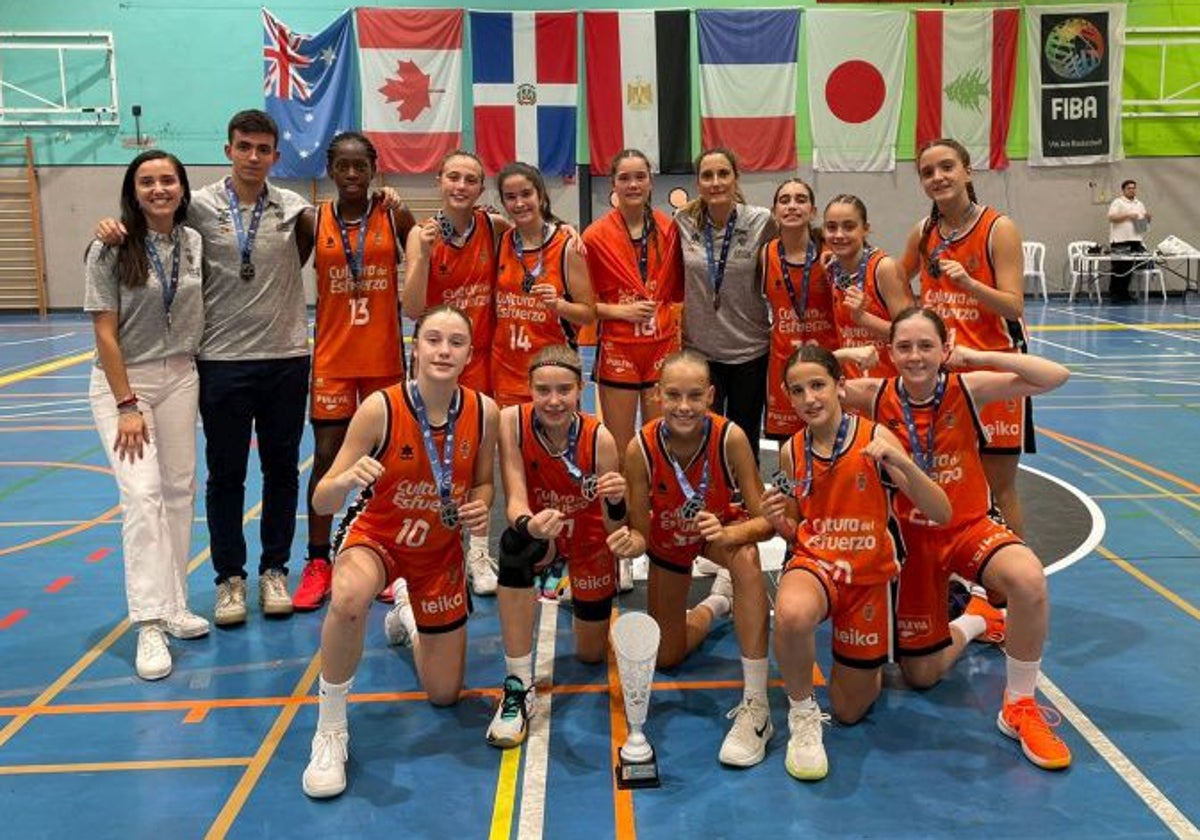 La plantilla del alevín femenino del Valencia Basket, junto al trofeo de subcampeón.