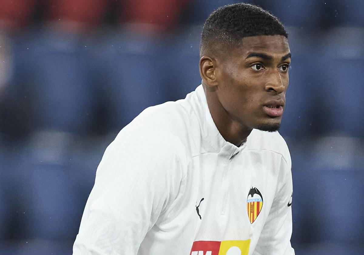 Cristhian Mosquera, en el calentamiento de un partido con el Valencia CF.