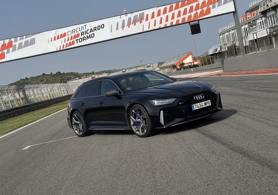 Los detalles en color gris mate son exclusivos de la variante 'Performance'.