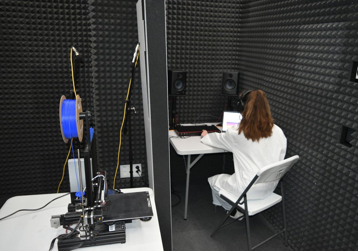 Una investigadora, trabajando en el proyecto LIAsound.