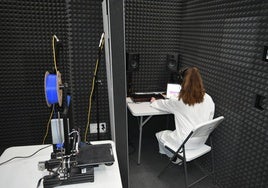 Una investigadora, trabajando en el proyecto LIAsound.