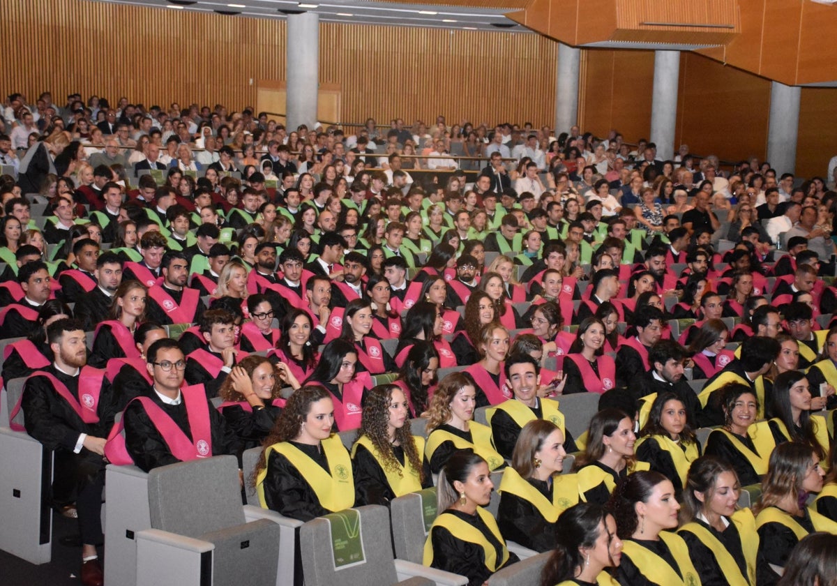 Alumnos de la Universidad Católica en el acto de graduación.