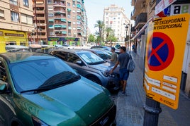 Señales de prohibido aparcar en la calle Democracia, junto al tramo de Pérez Galdós en el que empieza la obra.