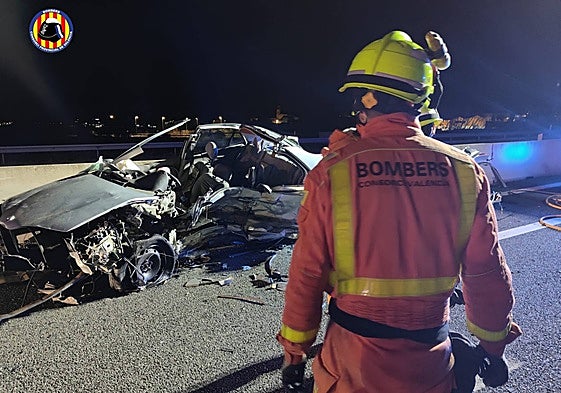 Un bombero del Consorcio atiende un accidente en una imagen de archivo.