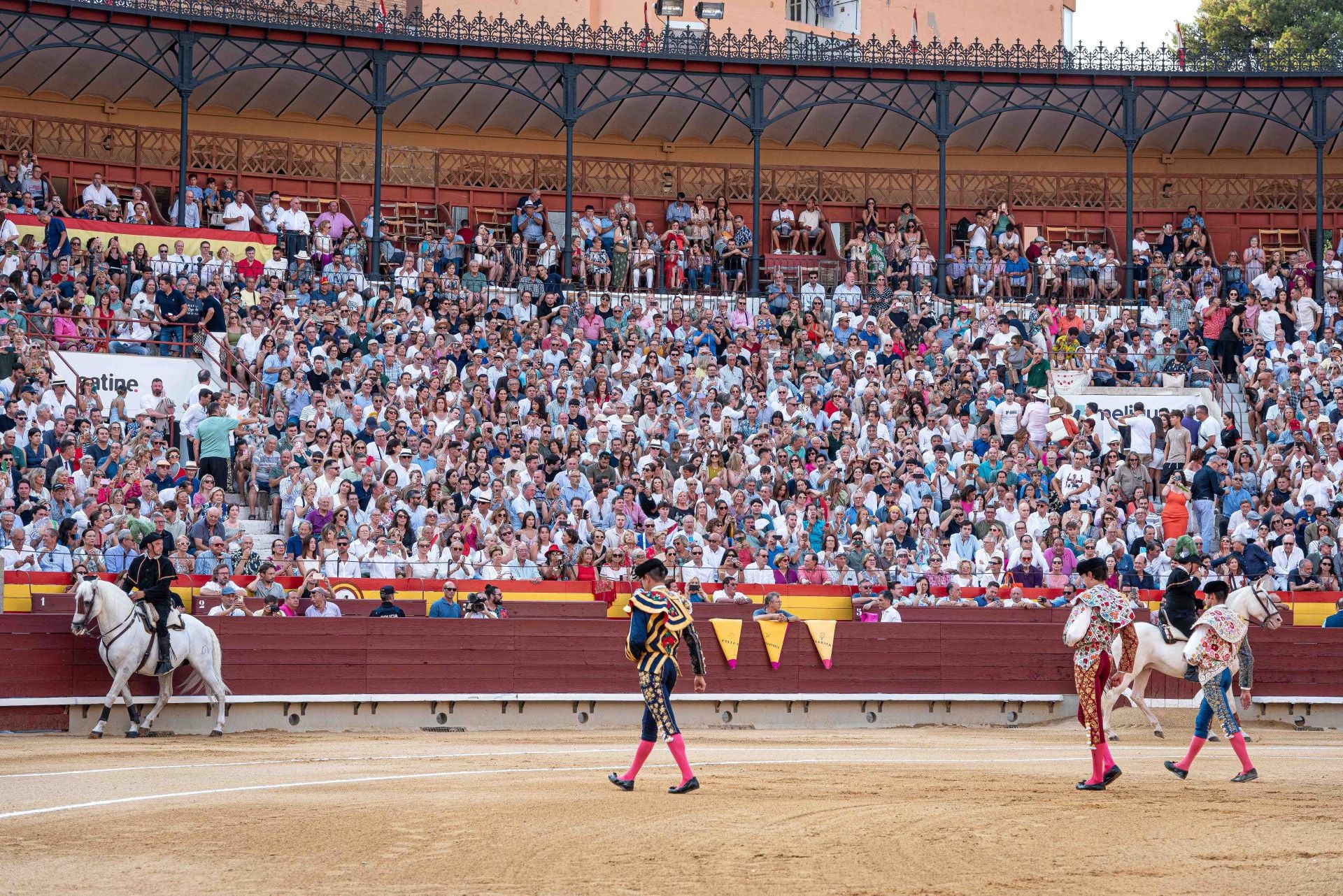 La plaza de toros de Castellón se viste de gala en su homenaje a Manuel Colonques