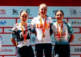 Ainara Albert, a la derecha, en el podio del Campeonato de España.