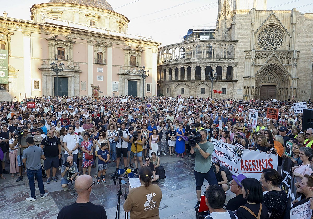 Las asociaciones reúnen a 5.000 personas, según Delegación de Gobierno, un tercio de la participación que hubo en la protesta de mayo como consecuencia de las elevadas temperaturas.