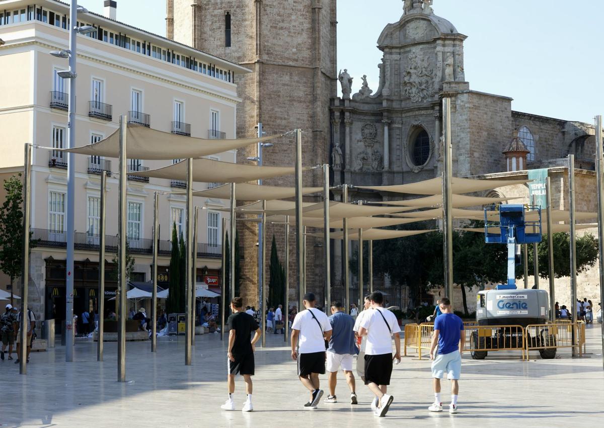 Imagen secundaria 1 - La plaza de la Reina recupera la sombra en plena ola de calor en Valencia