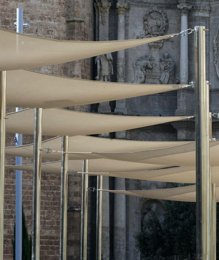 Imagen secundaria 2 - La plaza de la Reina recupera la sombra en plena ola de calor en Valencia