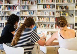 Tres estudiantes en la biblioteca municipal de Paiporta, este lunes.