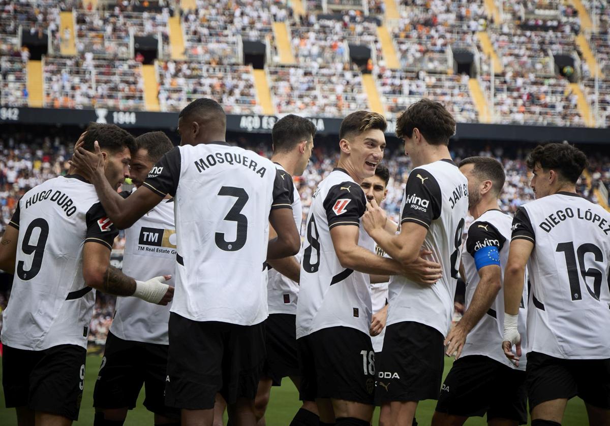 Los jugadores del Valencia CF, celebrando un gol.