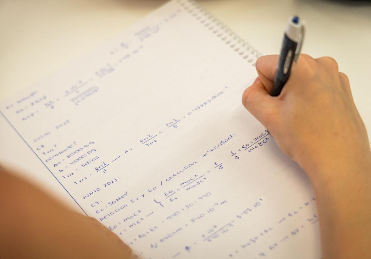 Estudiantes preparan sus exámenes en una foto de archivo