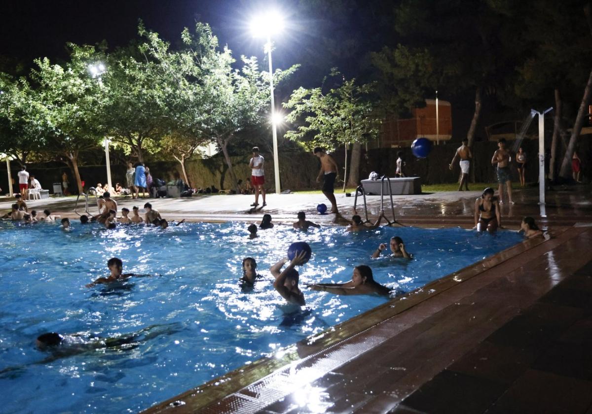 Actividades nocturnas en la piscina de Mislata.