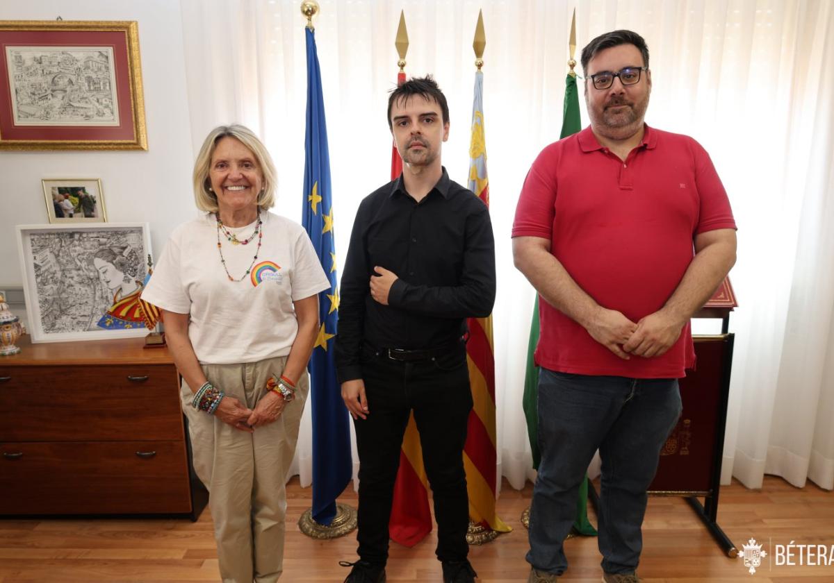 La alcaldesa y el concejal, con el joven portugués.