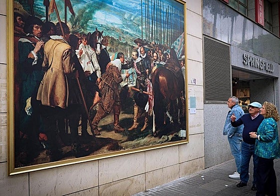 La alalcaldesa Folgado contempla la reproducción de 'Las lanzas o a rendición de Breda' de Velázquez.
