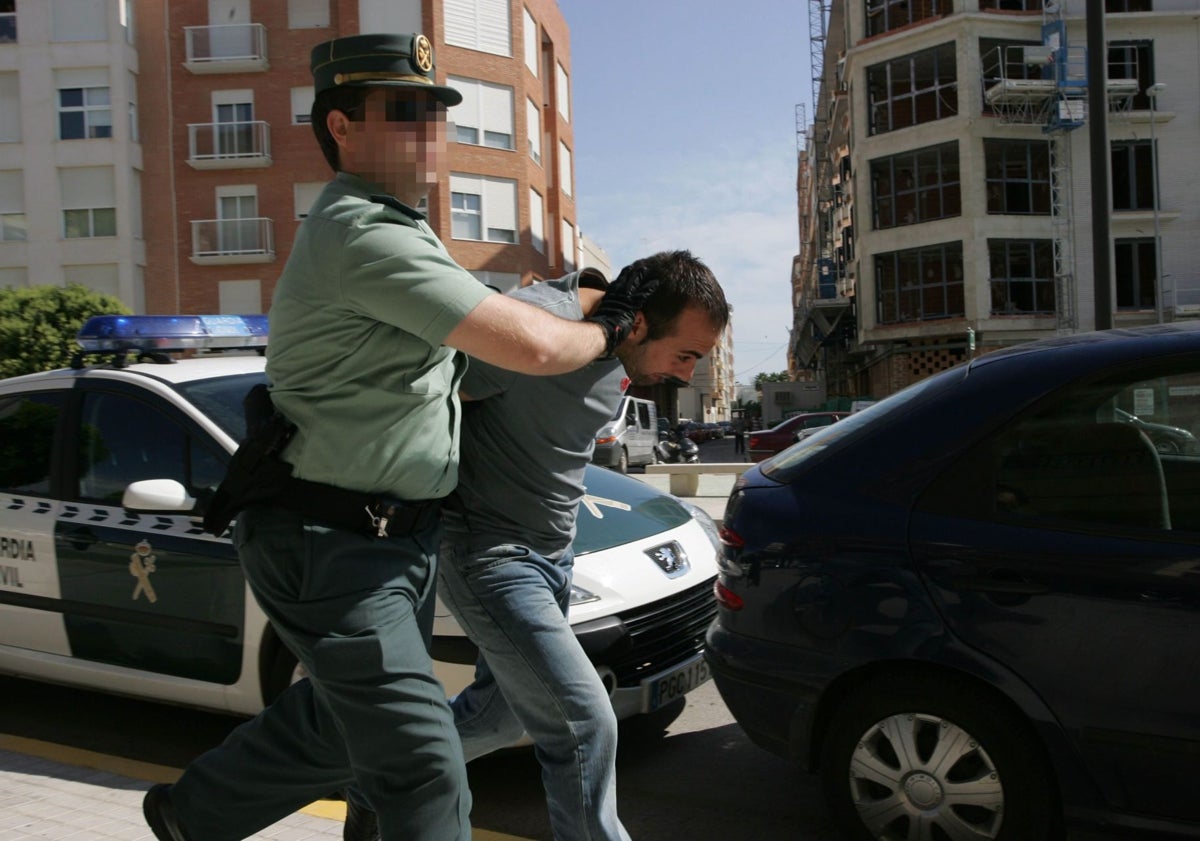 Imagen principal - El segundo arrestado por el crimen de Hugo Sáez, el entierro de la víctima en Sueca y su rostro en los carteles tras su desaparición en 2008.