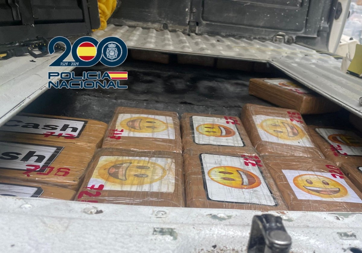 La droga iba oculta en la parte trasera de la furgoneta en un doble fondo.