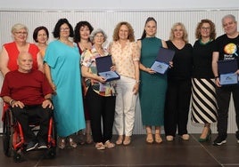 La alcaldesa Amparo Folgado (c), junto a los premiados.