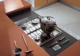 Un estadounidense no sabe cómo abrir la botella de un ingrediente imprescindible en la cocina española