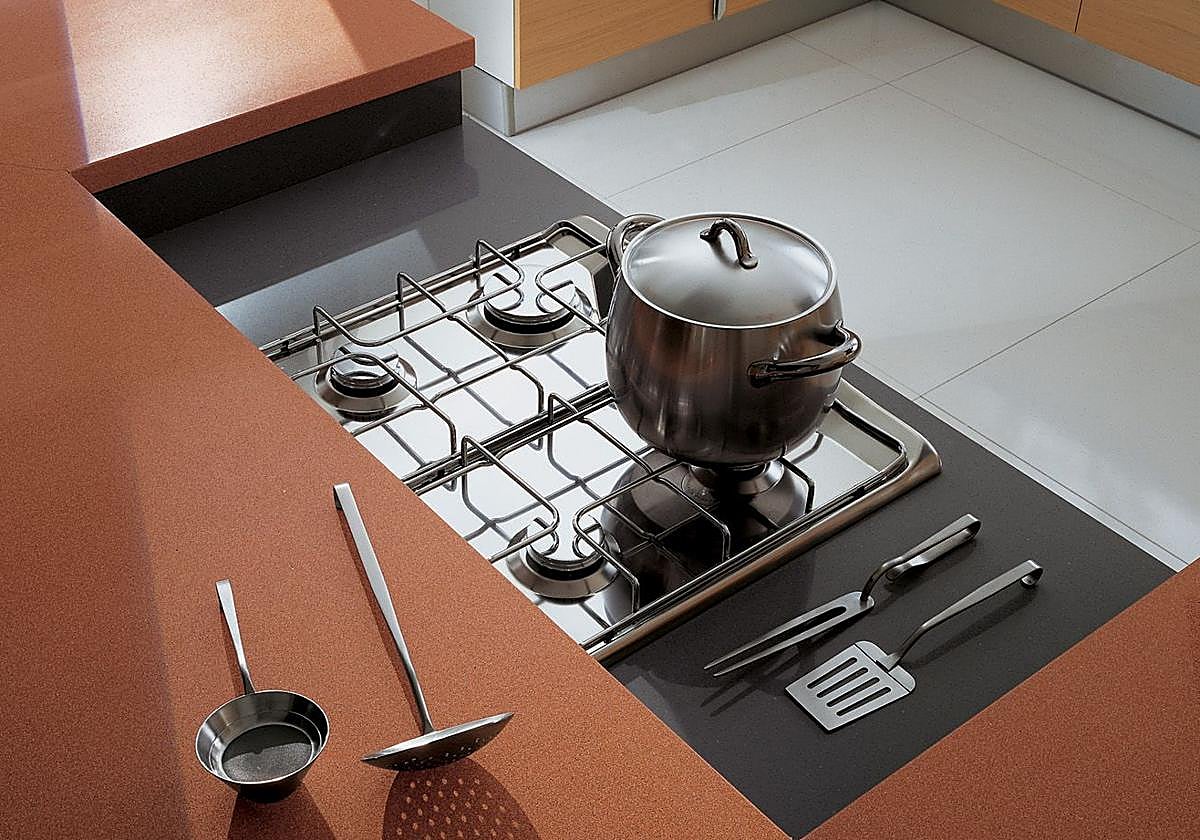 Un estadounidense no sabe cómo abrir la botella de un ingrediente imprescindible en la cocina española