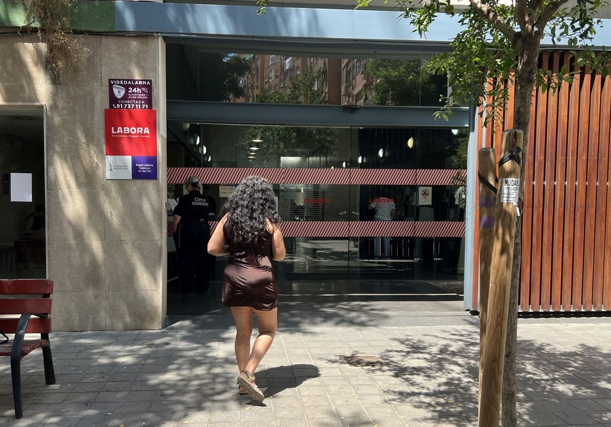 Una mujer accede a una oficina del SEPE en Valencia.