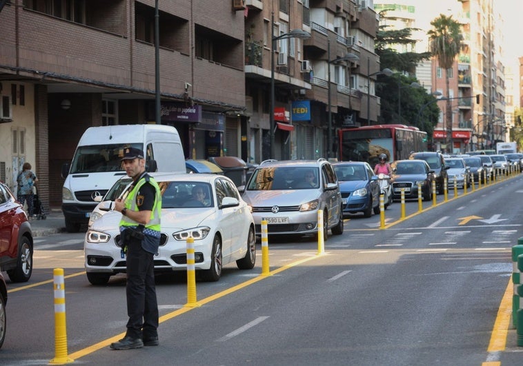 Un agente vigila el tráfico en Giorgeta sentido puente, este lunes.